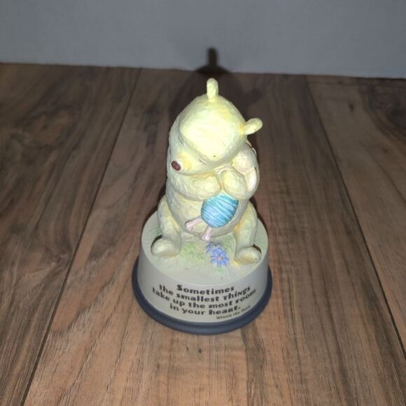 HALLMARK DISNEY WINNIE THE POOH&PIGLET FIGURINE 'SOMETIMES THE SMALLEST THINGS' - Picture 1 of 9